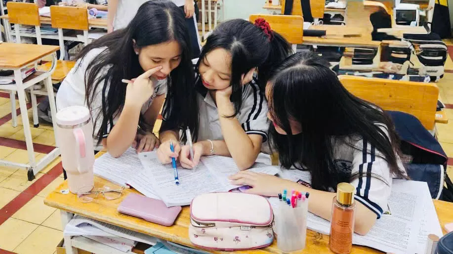 Học sinh lớp 11TH1 và 11A1 thực hiện 2 chuyên đề môn tiếng Anh “Suy nghĩ về các vấn đề mâu thuẫn trong gia đình, cách giải quyết chúng” và “Hình ảnh người Phụ Nữ trong gia đình”