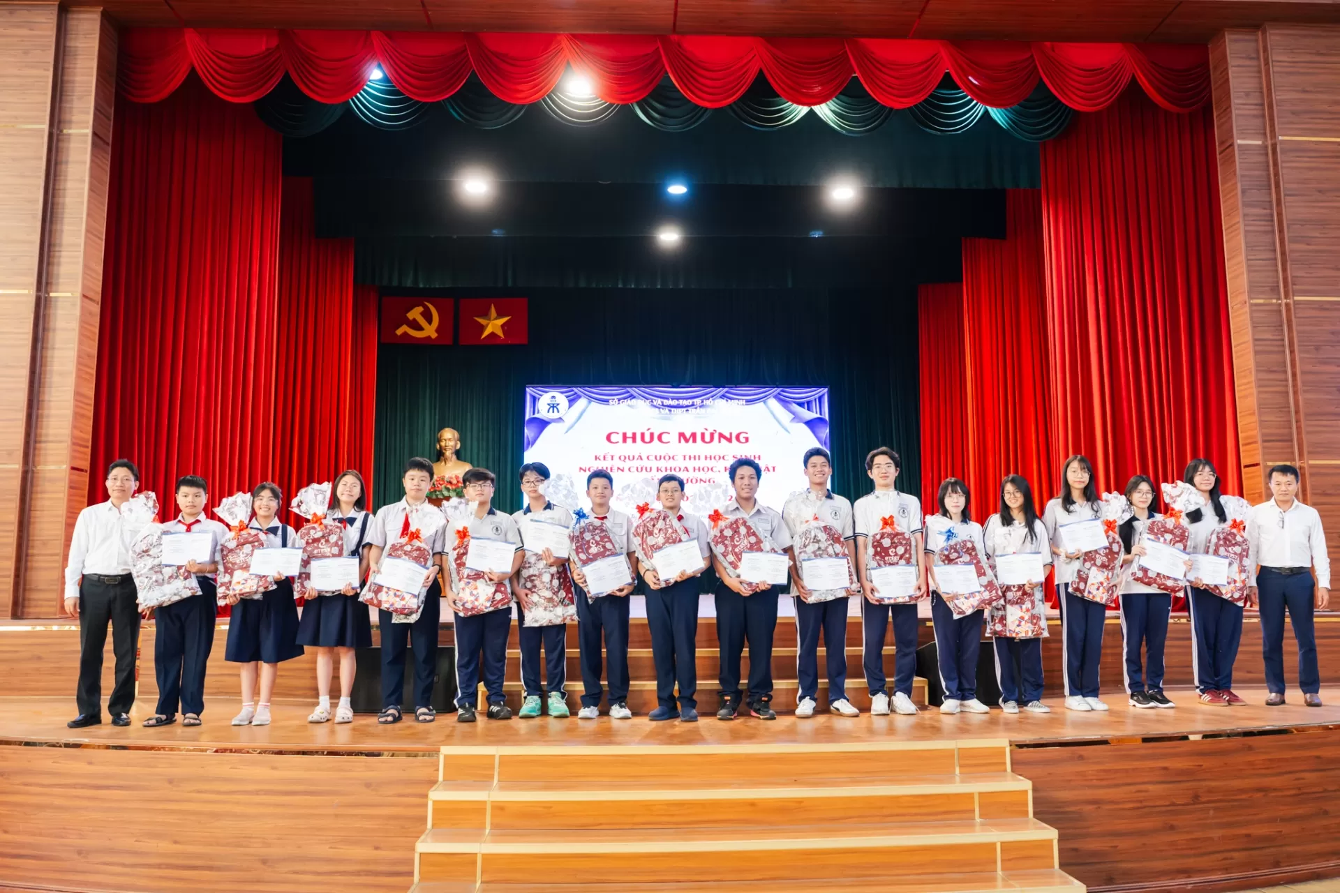 Chúc mừng kết quả và trao giải cuộc thi học sinh nghiên cứu khoa học, kĩ thuật cấp trường năm học 2025 - 2026