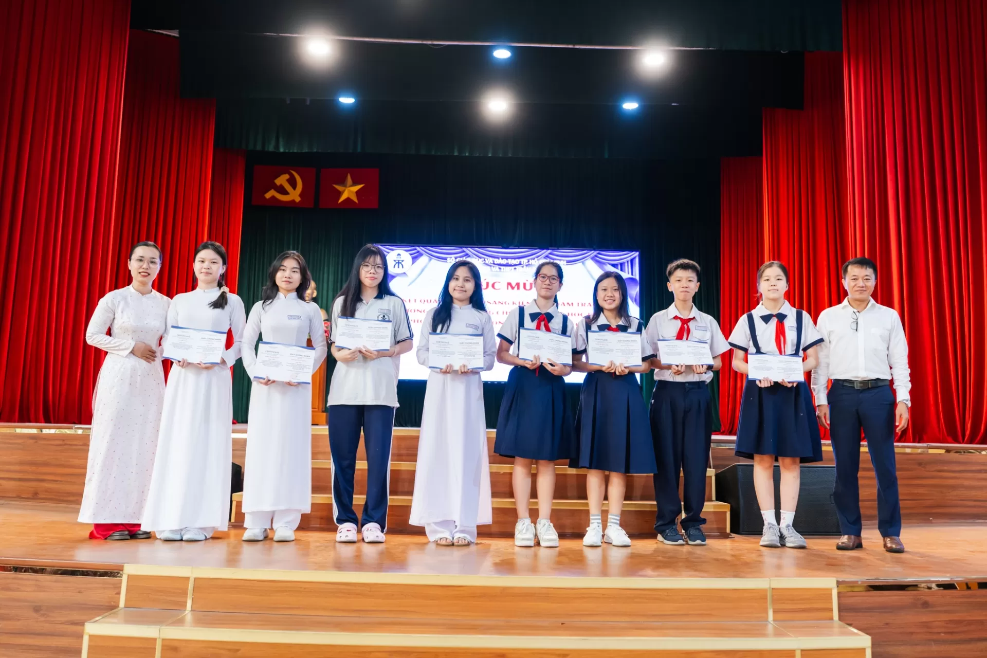 Chúc mừng kết quả và trao giải cuộc thi Sáng kiến bảo đảm trật tự trường học về phòng chống bạo lực học đường và phòng ngừa lao động trẻ em trái pháp luật cấp trường năm học 2025 - 2026.